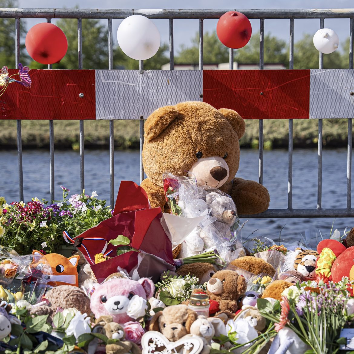 Bloemen voor overleden kinderen Jeffrey en Emma